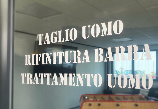 Scritte adesive per vetrine
